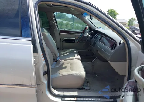 2004 Lincoln Town Car Ultimate from USA, damaged, VIN 1LNHM83W84Y645035